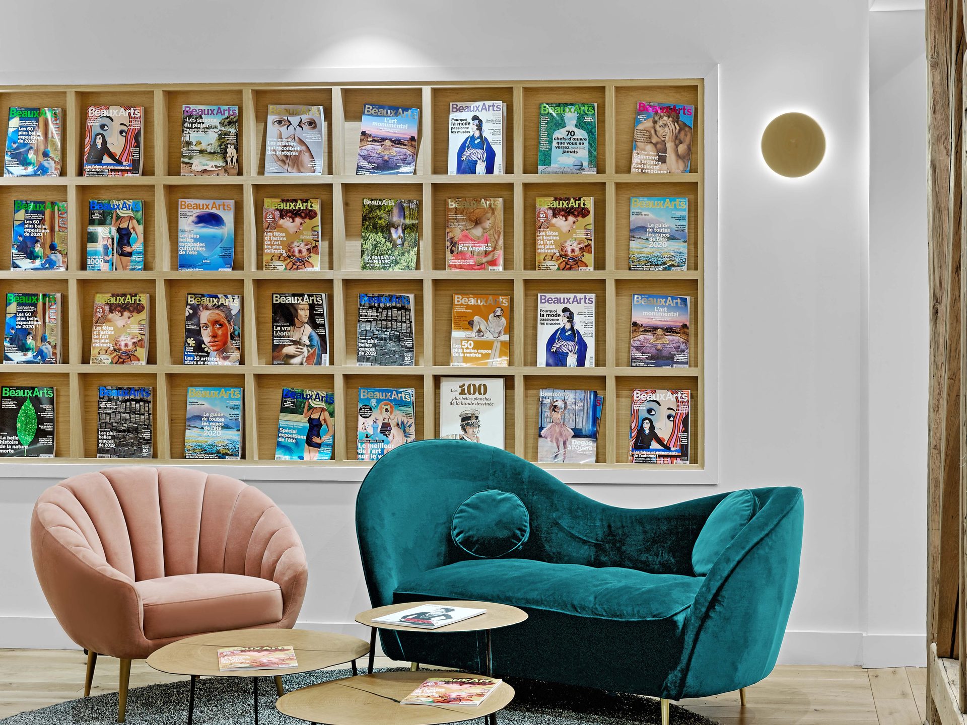 Beaux Arts — vue 24 — mur de couvertures du magazine, chaise coquille rose et canapé velours sarcelle