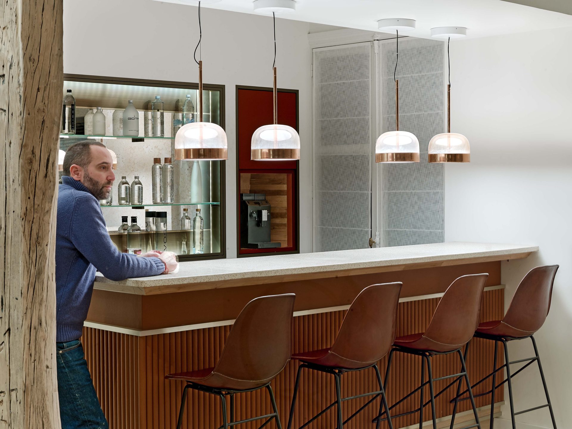 Beaux Arts — vue 25 — bar en laiton et bois, plan de service et tabourets