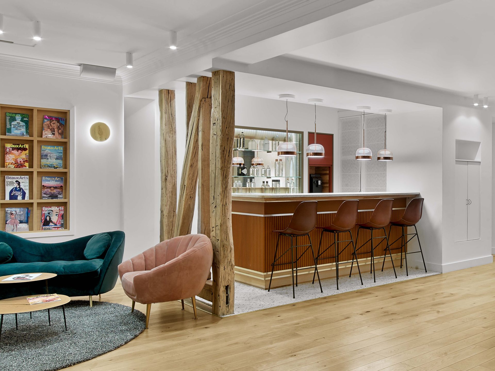 Beaux Arts — vue 27 — détail du bar en laiton et bois et de ses poteaux de bois brut