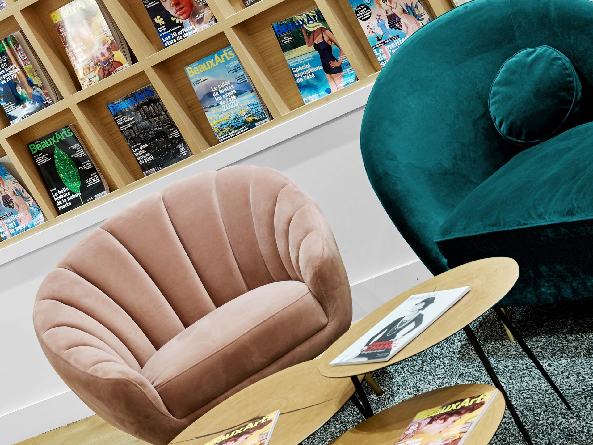 Beaux Arts — vue 34 — mur de couvertures du magazine, assises colorées et tasseaux de chêne