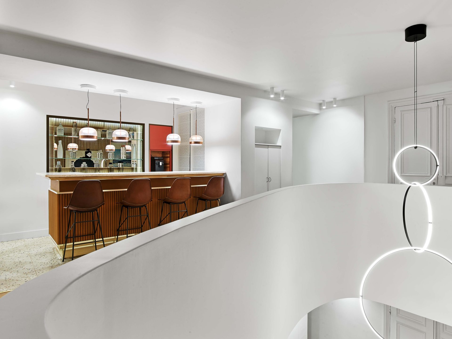 Beaux Arts — vue 37 — bar en laiton et bois, vue d'ensemble du coin convivialité