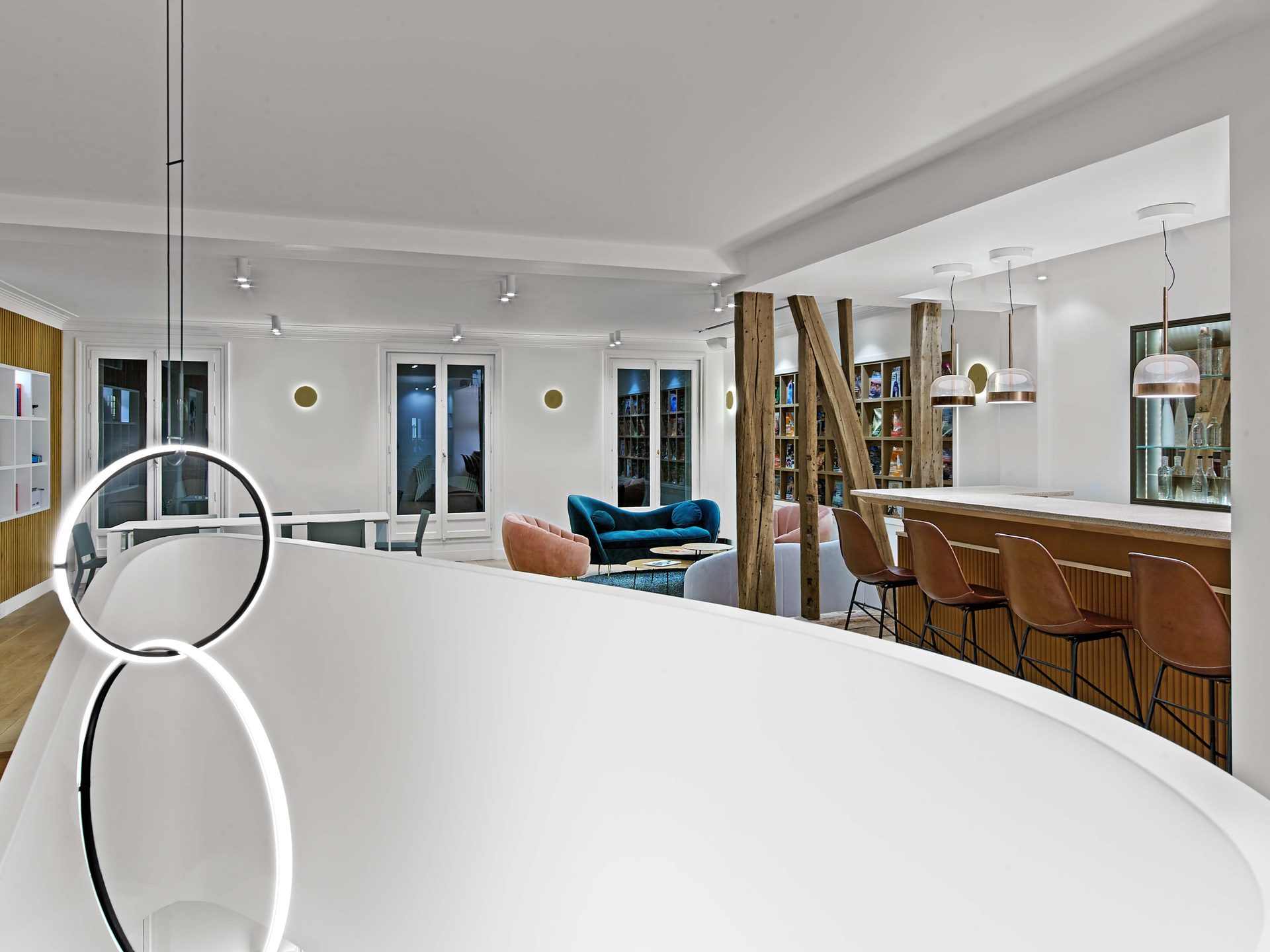 Beaux Arts — vue 40 — espace ouvert, tasseaux de chêne et bibliothèque, mobilier contemporain