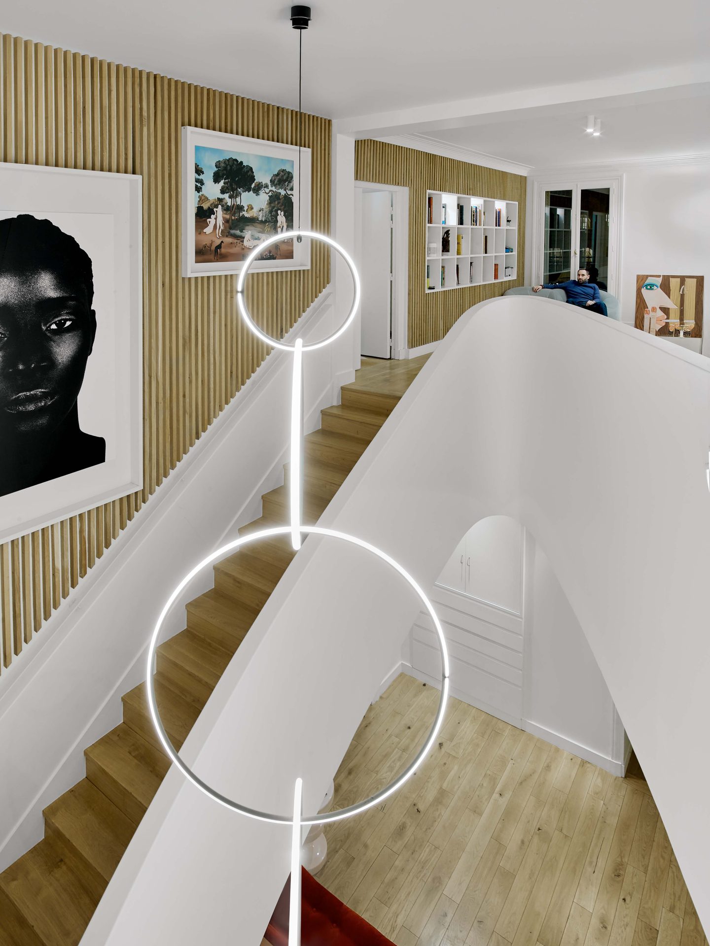 Beaux Arts — vue 41 — silhouette dans l'espace de travail, tasseaux de chêne en arrière-plan