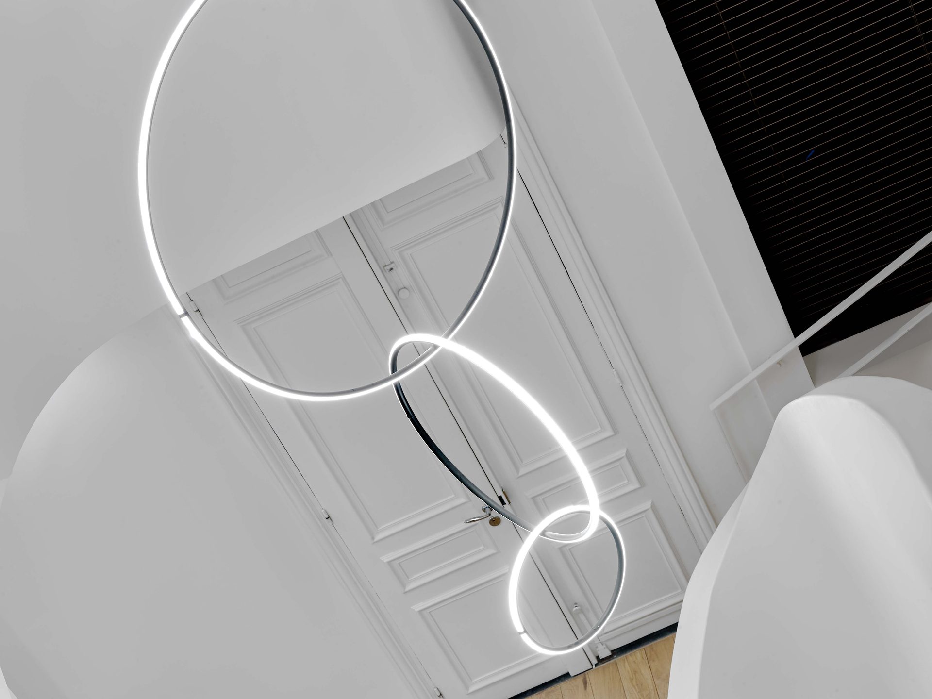 Beaux Arts — vue 44 — contre-plongée sur les anneaux lumineux et les portes blanches à panneaux