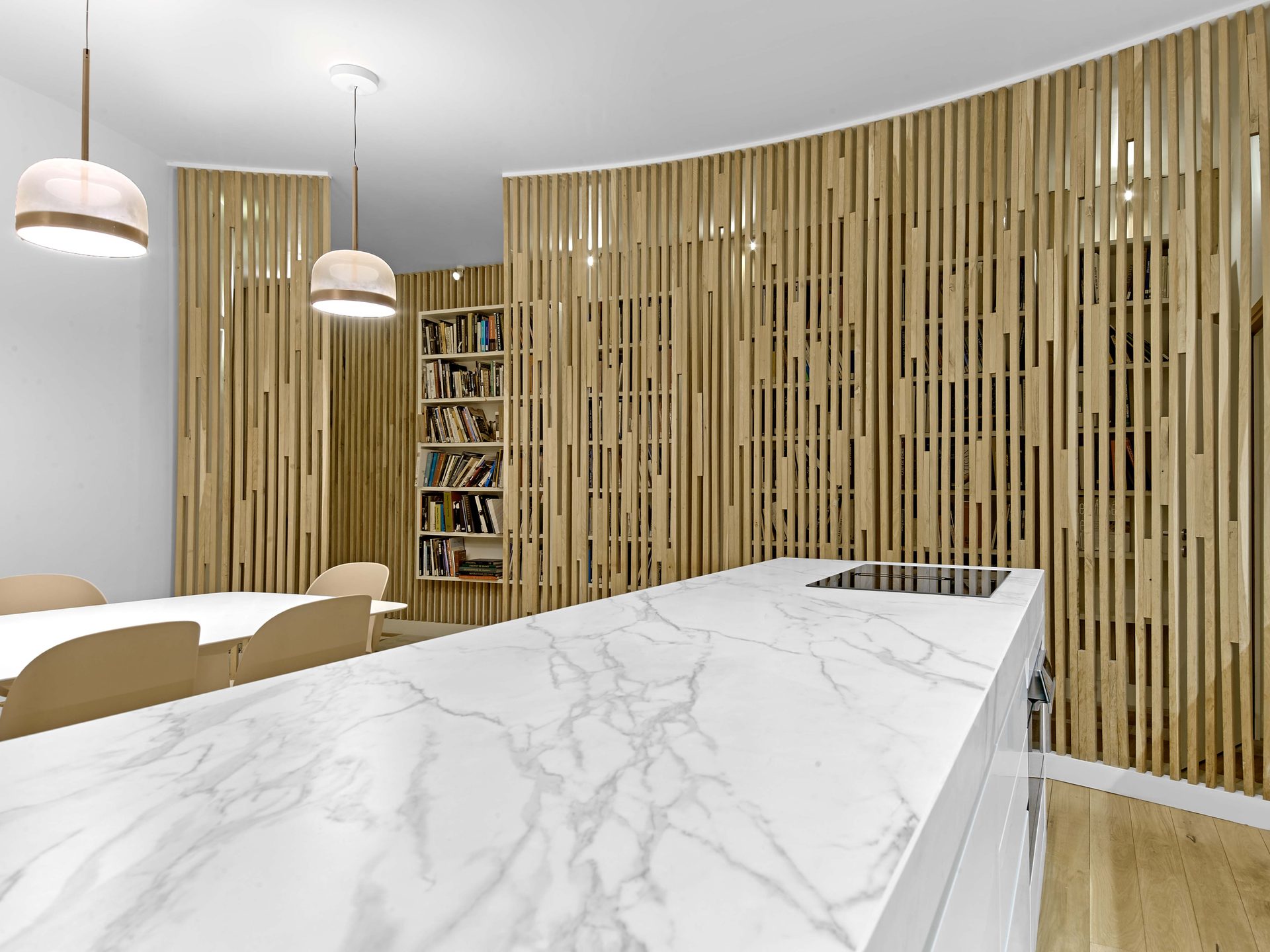 Beaux Arts — vue 50 — plan rapproché de l'îlot de marbre, mur de tasseaux et bibliothèque