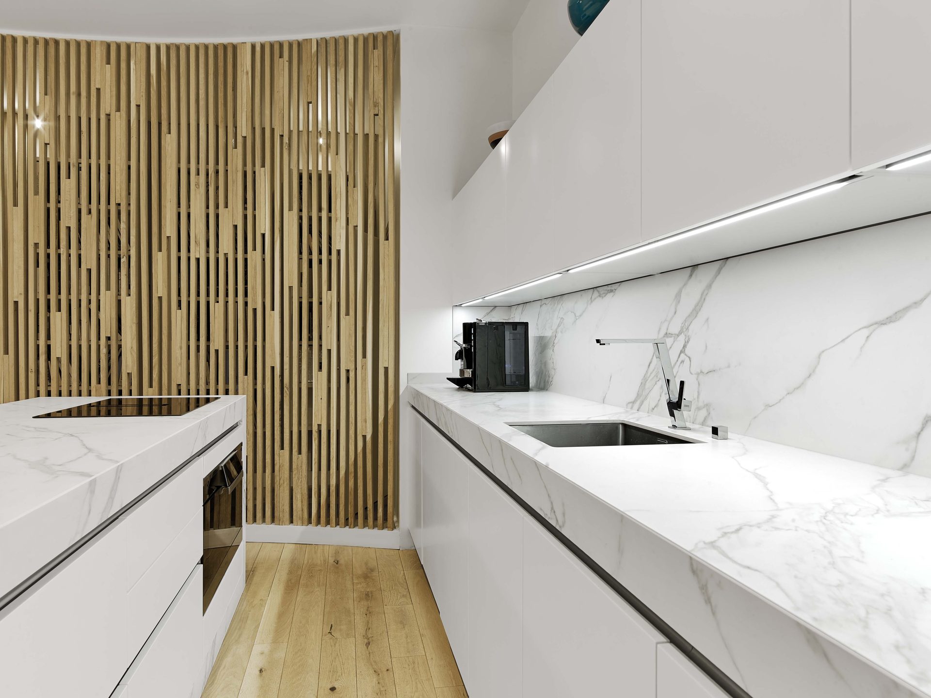 Beaux Arts — vue 56 — cuisine en longueur, plans de marbre, évier et mur de tasseaux
