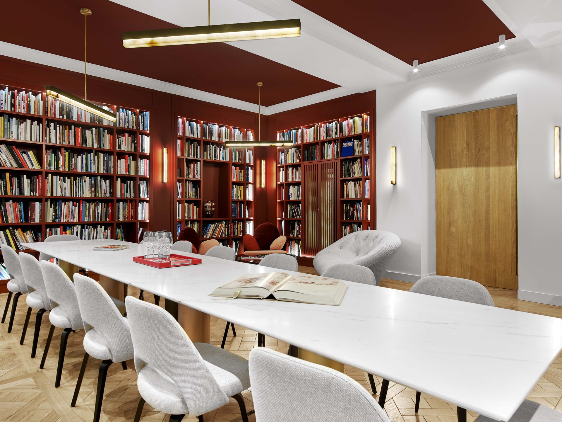 Beaux Arts — vue 58 — bibliothèque-salle à manger rouge, table de marbre et rayonnages