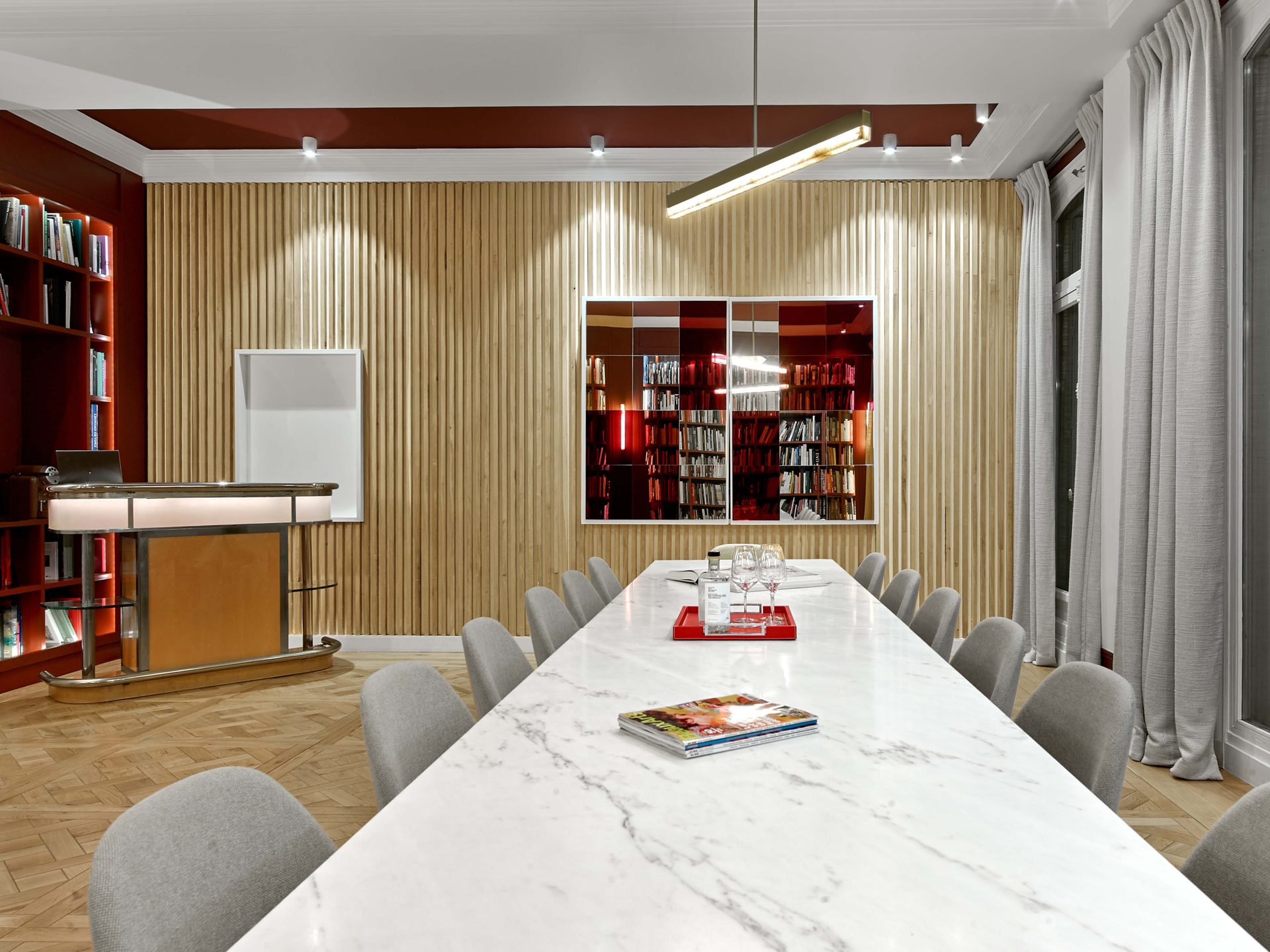 Beaux Arts — vue 59 — mur de tasseaux, table de marbre, œuvre miroir rouge et bar vintage