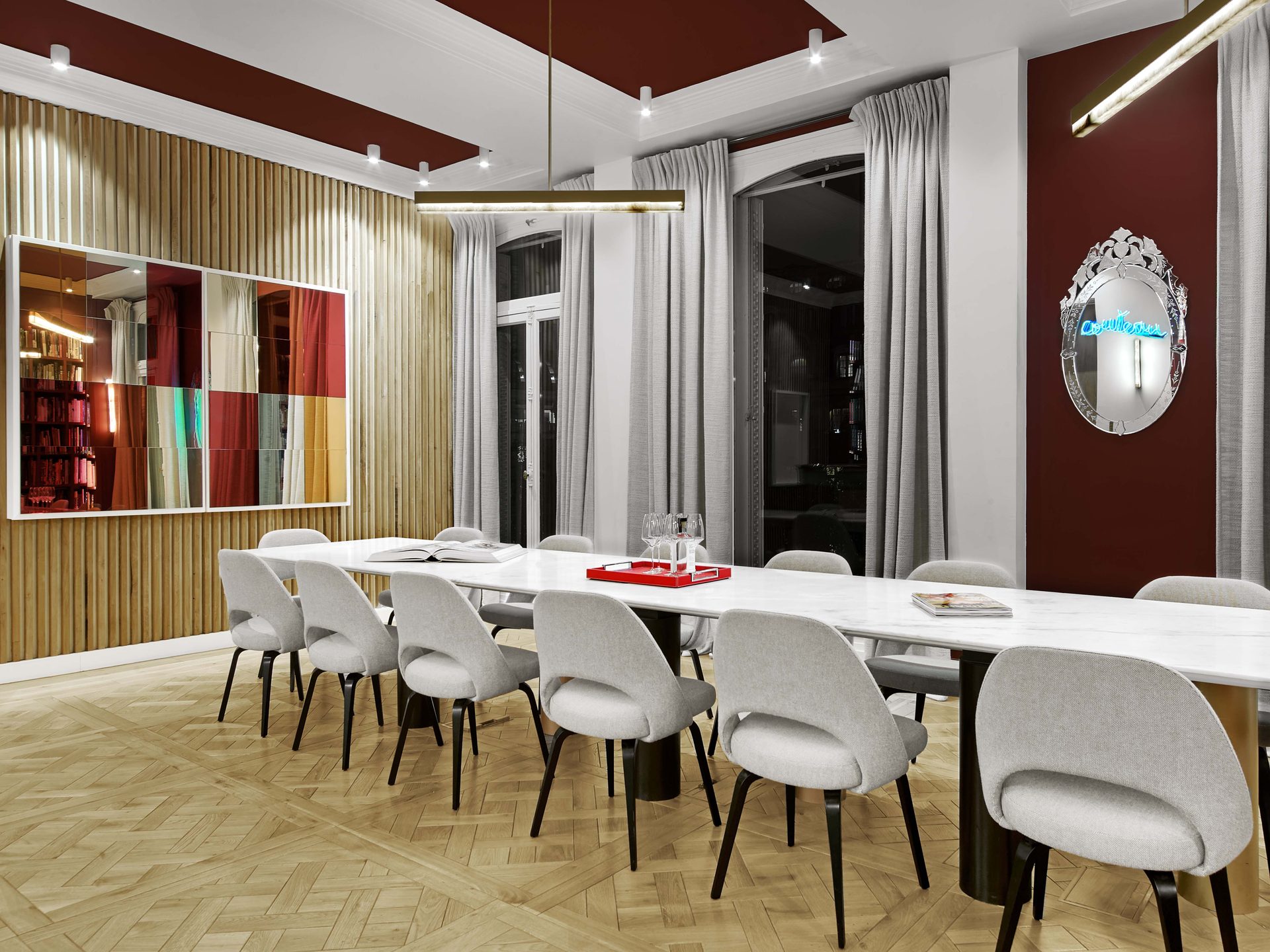 Beaux Arts — vue 61 — salle à manger rouge, œuvre miroir et miroir vénitien à néon